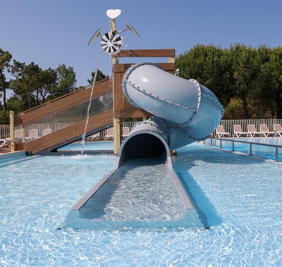 Heated swimming pool and slide at the 4-star Les Sirènes campsite in Saint-Jean-de-Monts 