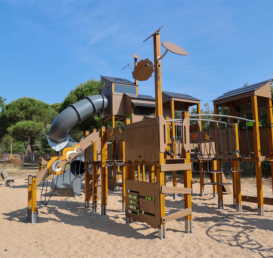 children's play area at Camping Les Sirènes 