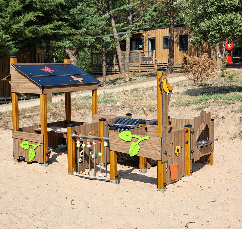 children's play area at Camping Les Sirènes 