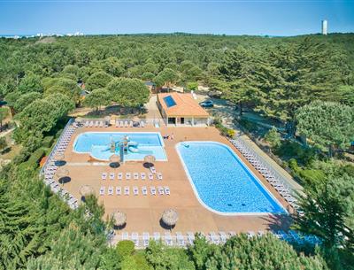 Heated swimming pool at the 4-star Les Sirènes campsite in Saint-Jean-de-Monts