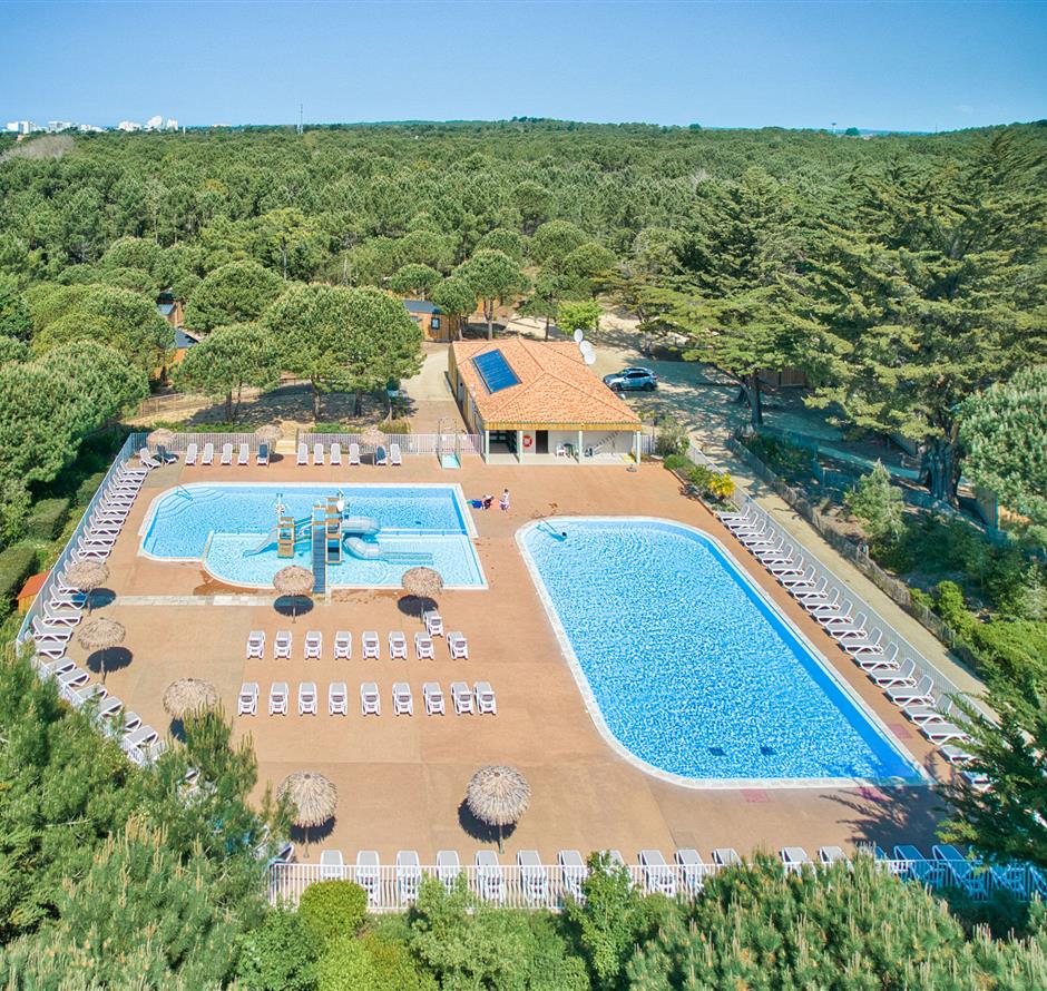 Heated swimming pool at the 4-star Les Sirènes campsite in Saint-Jean-de-Monts 