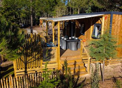Outside view of the 6 person Premium cottage - CAMPING**** Les Sirènes